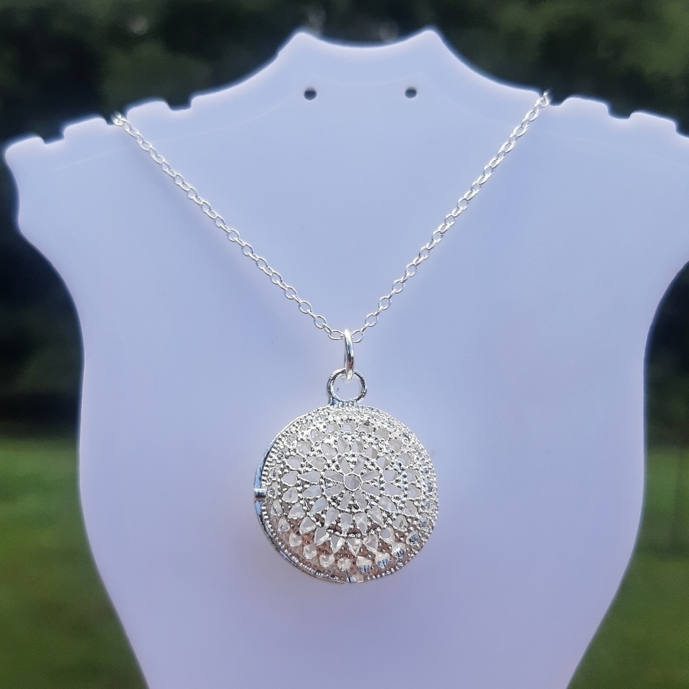 Bohemian Silver Round Neckace NEW